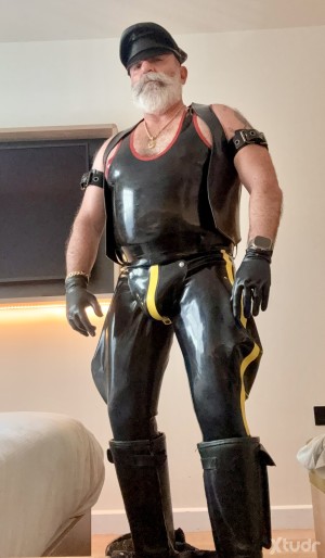 Xtudr - Masterpacs: Master looking for a permanent slave 
Eager to please and obey 
Total control 