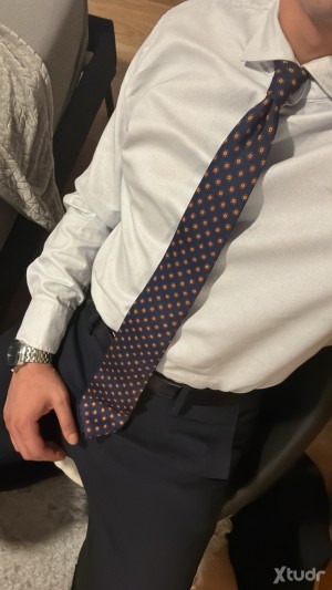 Xtudr - suitsub28: Yo sumisete masculino trajeado discreto ,buscando tio dom para servir y morboseo
Suited Sub masculine and discreet, looki...