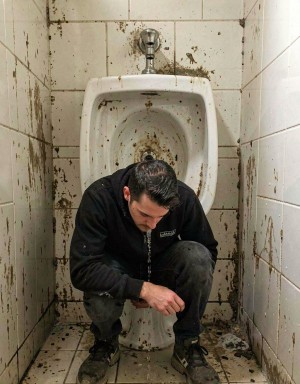 urinario muy sucio con un tio meando