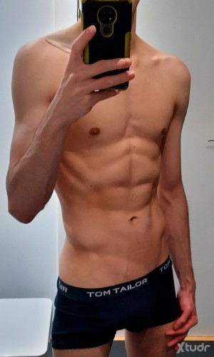 Xtudr - Chico21: Joven y sumiso. Me encanta comer polla (con mucha saliva y garganta profunda). Me gusta lamer pies y oler zapas y calcetine...