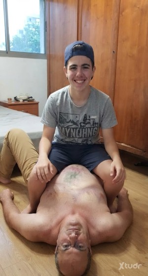 Xtudr - EsclavoRemcrig: Cash Slave 
Sado duro....ostias, latigazos, usarme de cenicero apagando cigarrillos en el cuerpo....etc
El esclavo d...