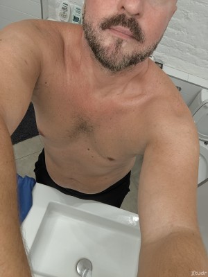 Xtudr - Robcn: New around here. I want to experiment. Submissive I let myself be done.