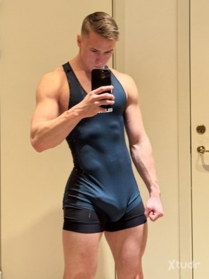 Xtudr - sebastianGate: Hola, me gusta hacer contenido de videos de acompañantes y sexo. Contáctame si estás interesado.