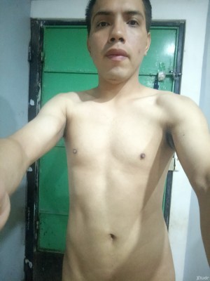 Xtudr - Jonathan27: Submissive bottom novice looking for a bigger dominant to make me a little slut, swallow cum and golden shower.