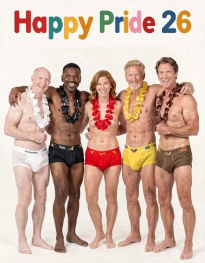 Cinco personas sonrientes posan descalzas sobre un fondo blanco, abrazadas en actitud festiva bajo el texto multicolor “Happy Pride 26”. Todas llevan collares de flores tipo lei y ropa interior masculina de distintos colores: blanco, negro, rojo, amarillo y marrón, con pequeños detalles decorativos en la cintura. La escena transmite celebración del Orgullo, diversidad y alegría, con cuerpos de diferentes edades, tonos de piel y complexiones, todos con el torso desnudo y una postura cercana y desenfadada. La composición limpia, luminosa y publicitaria refuerza un ambiente inclusivo, colorido y positivo asociado a Pride.