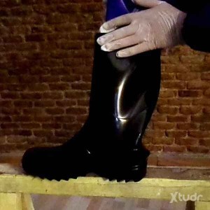 Xtudr - rubberstiefel: Hola a todos.
En Madrid, con ganas de conectar, conocer gente nueva con quien compartir hobbys y fetiches, morbos y g...
