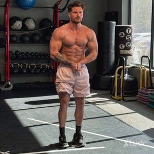 Xtudr - Armysgun: 
I’m a dominant top and I can be bottom as well  I’m into taking control on my submissive bottoms I love nipple play love ...