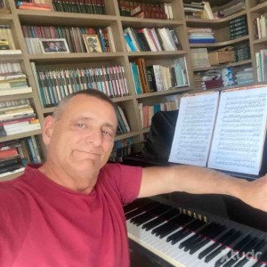 Xtudr - Juannsol: Me gusta ser sumiso y obediente, adorar los pies de mi Amo…y cosas así 