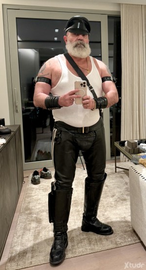 Xtudr - Masterpacs: Master looking for a permanent slave 
Eager to please and obey 
Total control 