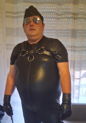 Xtudr - cueroboy7: Male active uncle without feathers. I'm into leather and sportswear, you can see me in the photos. In Barcelona from 3 to...