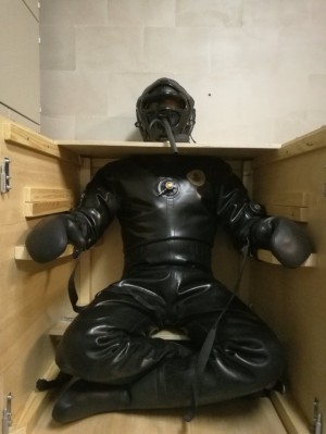 Xtudr - momificado: I'm a submissive non-gay man who primarily seeks bondage sessions and especially mummification with industrial film and ...