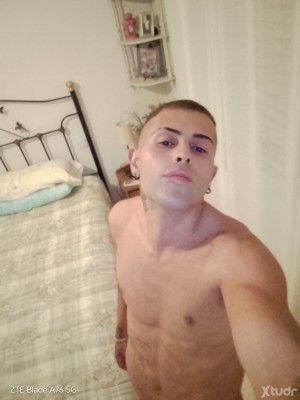 Xtudr - Sumisoo🍆💦👄: Holaa mis reyes soy un chico que hace lo que sea quiero tragarme mucho semen quiero que me bañen en el y comerme todas l...