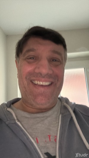 Xtudr - OzAct: Charming, intelligent, funny. Great sucker and been told great kisser..Yes..  its mine and I grew it myself!! Don't be uncool...