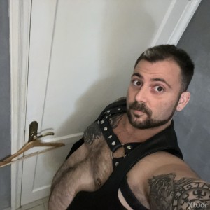 Xtudr - travieso33: pues soy  gordete , wapoo , morboso , busco amos , sumiso , perretes , exclavos que me regalen cosas o zapas nuevas 