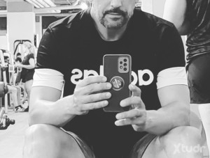 Xtudr - Man40: Macho buscando colegas machos para compartir pasivo. También busco puta fija que me sirva mis cojones.