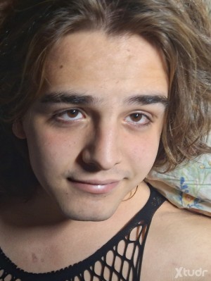 Xtudr - Javv🍒: Looking for a good dominant man. Doesn't matter the appearance.