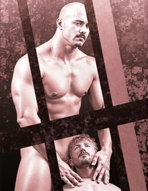 Dibujo realista en tonos sepia, tras los barrotes de la celda de una prisión, se ve a un presidiario rapado y sin vello, con bigote, musculoso,  que obliga a su compañero de celda a ser su compañero sexual