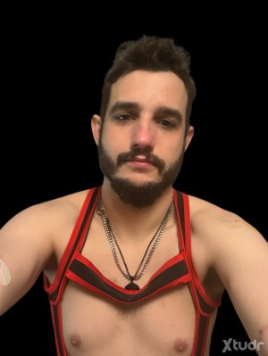 Xtudr - cerdeomad: In Madrid. I'm 2000% Bottom, submissive, and very piggy... Looking for dominant active top who is also very piggy to give...