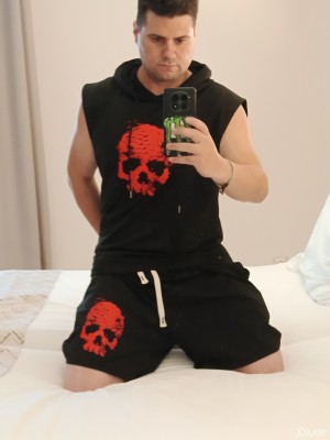 Xtudr - Miguel111: Delgado un poco musculoso. Y bastante pinta hetero.