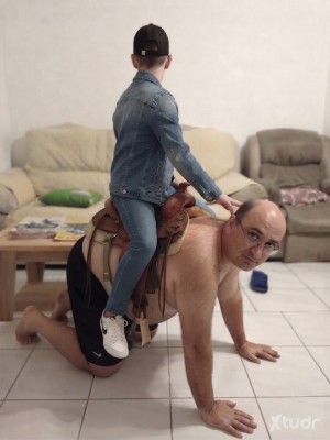 Xtudr - Pony-Slave: El esclavo de las fotos es real. 
El esclavo Remcrig se convirtió en un animal para el amo colombiano Andrés, su juguete...