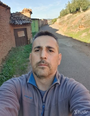 Xtudr - Man40: Macho buscando colegas machos para compartir pasivo. También busco puta fija que me sirva mis cojones.