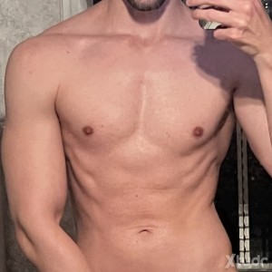 Xtudr - putitademachos: Me va hostias en la cara, lamer pies, comer ojete, tragar meo, que me traten de puta, ser una zorra sumisa.