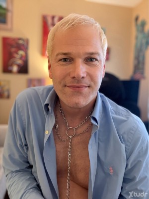 Xtudr - naireb69: 6’2”, 185, grn, shaved head, avg. Build, 34” waist