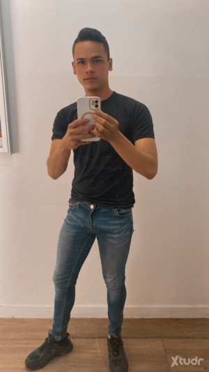 Xtudr - alejandro_K: It seems like you provided your Instagram handle, but there's no text that needs translation. If you provide the text y...