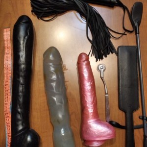 Xtudr - Yasser: Busco un sumiso con un punto masoca, que en el juego se entregue completamente a pala, fusta, escupitajos, lluvia y dildos. ...