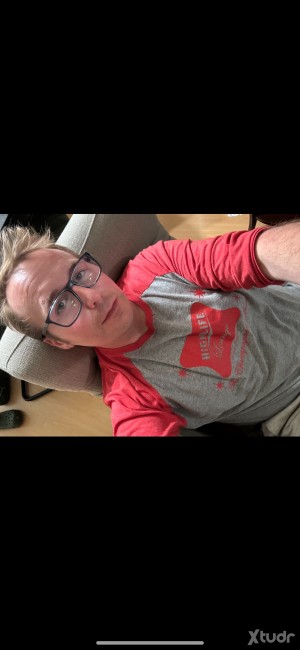 Xtudr - BttmBee: Looking for a open minded top