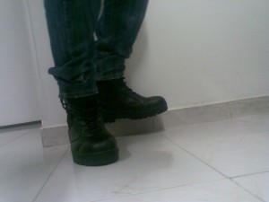 Xtudr - calibootman: Young man from Cali interested in meeting people with similar tastes.