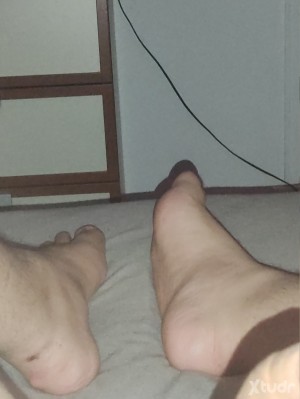 Xtudr - dexzz: busco sumiso que le obsesionen los pies.Me gusta que me los laman un buen rato
