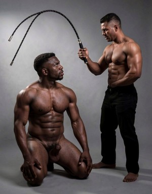Dos hombres musculosos posan en un estudio de fondo gris con una estética de dominación y bondage; uno está arrodillado completamente desnudo, con el torso marcado, las manos apoyadas cerca de los muslos y el pene visible, mirando hacia arriba con expresión seria al otro hombre. El segundo permanece de pie, descalzo, sin camiseta y con pantalones negros, mostrando un físico definido mientras sostiene en alto un látigo de varias tiras curvadas, creando una escena de tensión BDSM y autoridad. La iluminación lateral resalta el brillo de la piel, los abdominales, los pectorales y la postura corporal de ambos, reforzando el contraste entre sumisión, control y fuerza física.