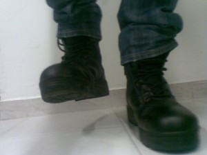 Xtudr - calibootman: Young man from Cali interested in meeting people with similar tastes.