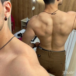 Xtudr - HendoSix: ⛓️💪🏻🏋🏻‍♂️👨🏻
Me molan tíos mayores de >35 años y de gym.
Con barba…
Pelo en pecho….
