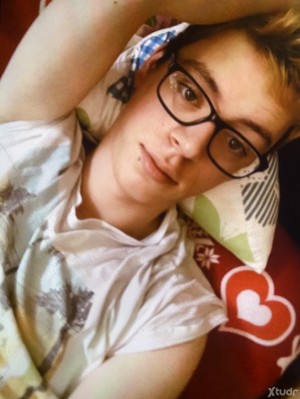 Xtudr - h72a7m7w: Hey ich mag Anime, Manga und Videospiele eben der Typ Nerd 😁