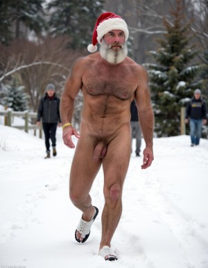 La Navidad. Papá Noel es un hombre de 35 años, atleta, delgado con músculos muy marcados y definidos, está delgado y es muy varonil, tiene barba abundante blanca abundante. Tiene el gorro de papá Noel, está totalmente desnudo enseñando su musculatura de atleta y está bronceado, está entre nieve pero no frío, tiene abundante vello blanco por todo su cuerpo que cubre sus músculos de los pectorales el abdomen y cubre sus piernas. Tiene sandalias blancas en sus pies. Tiene barba abundante blanca de papá Noel. Es el Papá Noel del año 2025, con mucha alegría y mucho sexo gay. Aspecto muy masculino, salvaje. Tiene un pene erecto de 20cm de longitud y 8cm de diámetro. Tiene barba de pelo blanco y tiene mucho vello de color blanco por todo el cuerpo. El hombre Papá Noel está delgado y musculoso y peludo, andando sobre la nieve mientras cae nieve y su pene erecto se mueve sobre sus testículos. Su pene está a la vista. Está totalmente desnudo. 