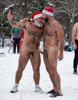 La Navidad. Papá Noel es un hombre de 40 años, atleta, está delgado y tiene músculos marcados y definidos, es muy varonil, tiene barba blanca abundante. Solo tiene el gorro de papá Noel porque está totalmente desnudo enseñando su musculatura de atleta y bronceada, tiene mucho vello blanco que cubre sus músculos pectorales y el abdomen y también en sus piernas. Tiene sandalias blancas en sus pies. Barba abundante blanca de papá Noel. Es el Papá Noel del año 2025, con mucha alegría y mucho sexo gay. Aspecto muy masculino salvaje. Pene erecto de 20cm de longitud y 8cm de diámetro. Abundante vello blanco por todo el cuerpo. Está saltando en la nieve mientras nieva y su gran pene de 22 cm de longitud y 9 cm de diámetro está erecto, está metiendo su pene dentro del ano de otro hombre de aspecto deportista que está desnudo y tiene una enorme polla grande, está desnudo enseñando su cuerpo de culturista con cintura estrecha delgado sin nada de grasa. Tienen los penes en erección y hay mucha excitación sexual, muy excitados. Sexo explicito muy potente. Abrazo. Beso en los labios. Sexo anal muy profundo. Están muy delgados y tienen aspecto muy masculino