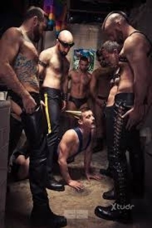 Xtudr - Anonimo06: Esclavo sumiso de 19, no tengo sitio pero si ganas de tener un amo al que le guste la humillación, dominación , servicio ...