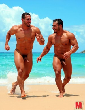 Solo hombres desnudos musculosos. Tiene pene erecto de 50 cm de longitud y 8 cm de diámetro. Dibujos tipo KAKE de Tom Tom of Finland.
((Kake Comics)). António tiene un pene de 50 cm de longitud y 8 cm de diámetro. Juan tiene músculos muy definidos y tiene mucho vello. Están corriendo alegremente. Fondo de una playa con mar precioso y fondo de hombres desnudos morenos