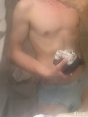 Xtudr - Bricksmith: Busco ser poseído y degradado con mis cojones abusados mucho. No necesariamente busco sexo.