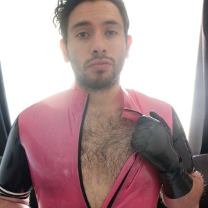 Xtudr - RubberFenix: Soy un chavo relajado, me gusta jugar videojuegos, ver peliculas pero tambien tengo muchos fetiches, latex, cuero, lluv...