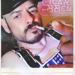 Xtudr - CigarBBcn: Excepto mujeres, críos y condones me va prácticamente todo.
Prefiero mayores que yo, muy dominantes, cerdos, kabrones, si...