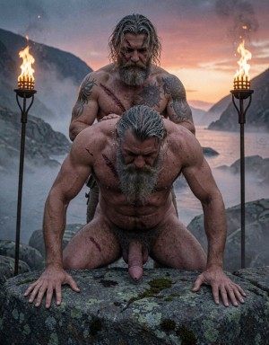 Amleth y Aurvandil.
Dos vikingos desnudos en plano entero, fiordo nórdico al anochecer, niebla baja densa cubriendo el suelo rocoso, antorchas de fuego real con llamas anaranjadas danzantes en soportes de hierro forjado a ambos lados, contraluz crepuscular con cielo degradando de azul ultramar a naranja quemado y rojo carmín en el horizonte, iluminación cinematográfica de tres puntos, estilo visual crudo y oscuro de cine histórico nórdico, paleta de colores desaturados y tonos tierra, grano de película analógica 35 mm, 8K UHD, hiperrealismo extremo, composición simétrica perfecta, nitidez absoluta.

Primer vikingo (el joven guerrero), 29 años, 194 cm, complexión atlética musculada, piel pálida grisácea, cabello rubio sucio largo y enmarañado, barba espesa poblada, vello corporal denso en patrón triangular en el pecho, cicatriz profunda cruzando el torso, cicatriz en el pómulo izquierdo, tatuajes nórdicos de tinta negra azulada. Ojos azul pálido. Pene erecto de 22 cm, glande bulboso rosado-rojizo, tronco recto con curvatura natural ascendente, venas visibles, testículos colgando asimétricamente.

Segundo vikingo (el rey guerrero veterano), 48 años, 190 cm, complexión musculada fibrosa y densa de guerrero envejecido, piel bronceada curtida con arrugas profundas, cabello gris plata largo despeinado, barba larga espesa canosa, bigote poblado, vello torácico extremadamente denso cubriendo todo el pecho y abdomen, vello en hombros y espalda, vello en brazos y piernas muy poblado, vello púbico espeso canoso. Ojos marrón oscuro. Múltiples cicatrices de batalla.

Pose de penetración anal con biomecánica humana exacta: el vikingo veterano inclinado hacia adelante apoyando ambas palmas abiertas sobre una roca plana de granito cubierta de musgo, ángulo de inclinación del torso de 45 grados, nalgas levantadas y ligeramente separadas, piernas abiertas a la anchura de los hombros. El vikingo joven de pie detrás, piernas separadas, caderas embistiendo hacia adelante.

El pene del joven guerrero entrando suavemente a través del esfínter anal del veterano. El glande bulboso contacta primero con la parte plana del esfínter presionando de forma gradual. El esfínter anal se contrae alrededor del glande, el anillo muscular aprieta la corona y por la propia contracción empuja el glande hacia el interior del recto. El esfínter se cierra parcialmente tras el glande reteniéndolo dentro. El joven empuja el pene lo suficiente para que el tronco atraviese completamente el esfínter muscular. Una vez dentro del recto, el pene queda rodeado por el calor corporal interno, el lubricante anal se derrite con la temperatura facilitando la penetración profunda. El roce del tronco y el glande contra las paredes internas del recto, la presión de la mucosa rectal contra la superficie sensible del glande, las paredes calientes y húmedas presionando desde todos los ángulos mientras el pene se desliza hacia adentro. En el movimiento de salida parcial, el glande retrocede hacia el esfínter, la corona engancha el borde interno del anillo muscular, el esfínter se abre dejando pasar el glande hacia fuera y luego se cierra parcialmente.

Lubricación visible: fluido preseminal transparente cubriendo el glande y el tronco, lubricante anal derretido visible en la entrada del ano formando un anillo húmedo brillante alrededor del pene.

Expresiones: el joven guerrero con mandíbula apretada, labios separados, ojos semicerrados, venas del cuello marcadas, sudor cayendo por las sienes y el torso. El veterano con cabeza gacha, frente apoyada contra la roca, ojos cerrados con presión, boca abierta en gemido, barba rozando la piedra, manos aferradas a la roca con nudillos blancos, nuca expuesta, sudor brillando en la espalda.

Entorno: fiordo noruego al fondo con agua gris azulada, montañas escarpadas con niebla baja, cielo crepuscular, dos antorchas de hierro forjado con llamas reales, humo ascendiendo, rocas de granito con musgo.

Anatomía perfecta, cero deformaciones, cero distorsiones, proporciones humanas reales, simetría corporal exacta, sin errores anatómicos, sin dedos extra, sin torsiones imposibles.