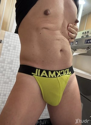 Xtudr - whq5ov7x: I'm very pervy and I love sucking dicks.