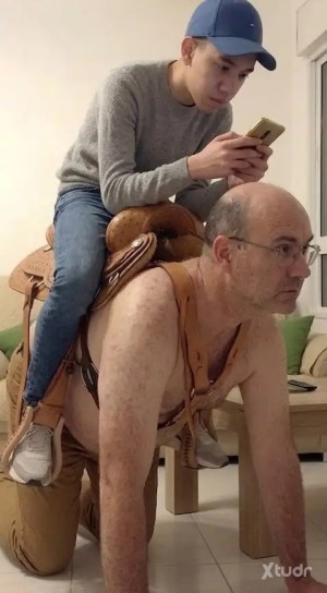 Xtudr - Pony_Slave: Pony Slave Remón.
El esclavo de las fotos es real. Si estás interesado, ponte en contacto. 