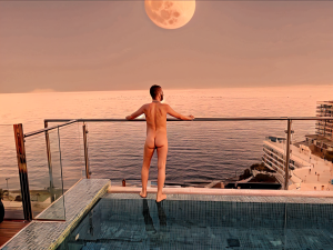 Imagen basada en hechos reales. Etarko se asoma desde la piscina nudista de la azotea del Hotel Ceremonial en Torremolinos. 