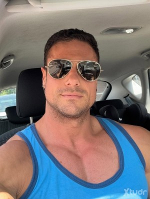 Xtudr - Iv77: 1,88 105 kilos. Me gusta ir al gimnasio y hacer deporte. Pasivo 100%