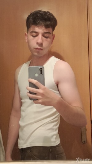 Xtudr - Esclavo_bcn: Busco a un cabron duro para ser su esclavo🔥. Me flipan los pies.
Si eres tóxico y controlador +++ 
Busco exclusividad a...