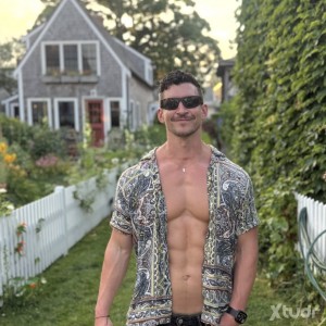 Xtudr - Emery: I feel like u should treat somebody with respect and like they are a person not a peice of meat or whatever, i am the type of...
